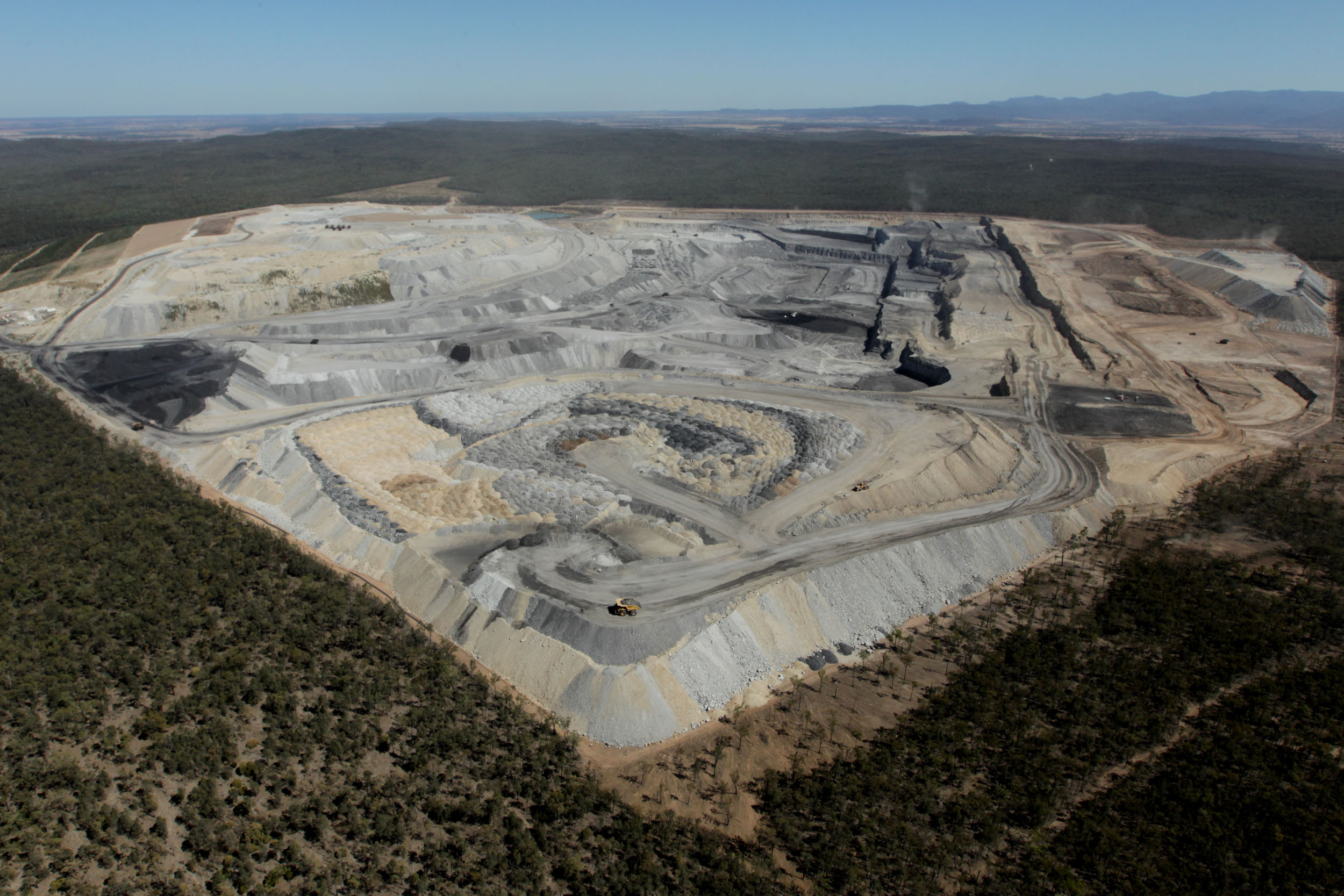 Vista de campo de uma operação de mineração a céu aberto